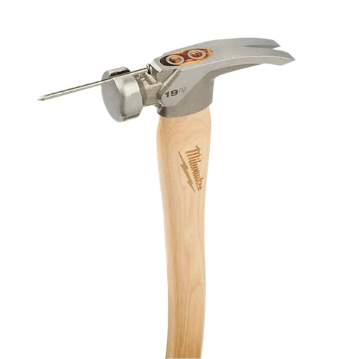 Martillo con mango de madera de nogal americano Milwaukee de cara lisa de 16 oz